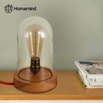 نور ملایم و گرم لامپ ادیسون روی میز خواب