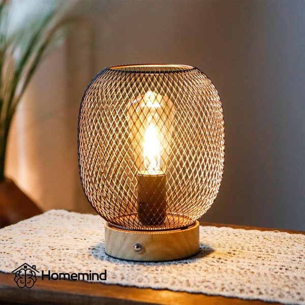 چراغ خواب رومیزی قفسی فلزی JHY DESIGN روی میز چوبی